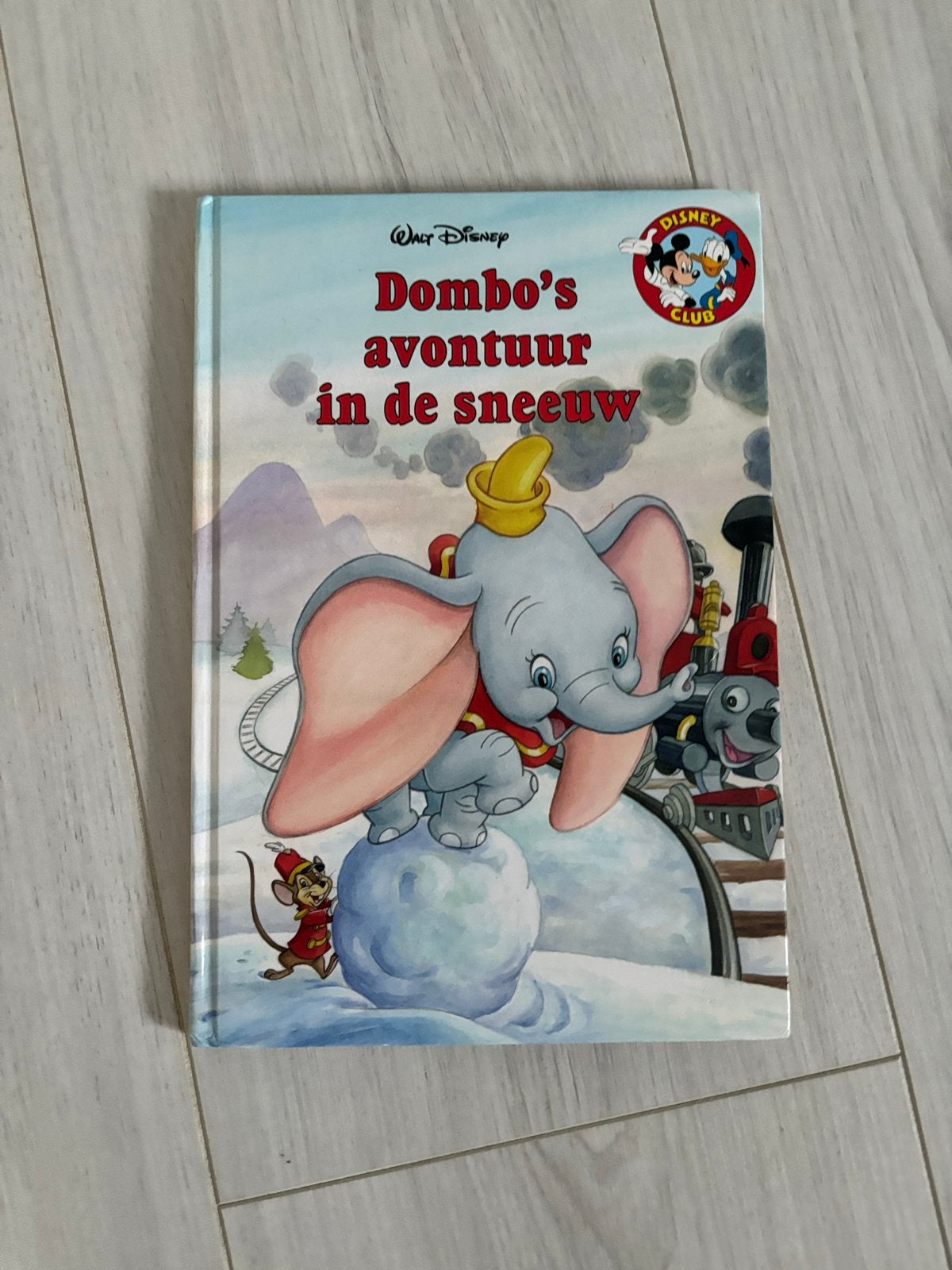 Dumbo's avontuur in de sneeuw - Disney Boekenclub, Boeken, Ophalen of Verzenden, Zo goed als nieuw, Sprookjes