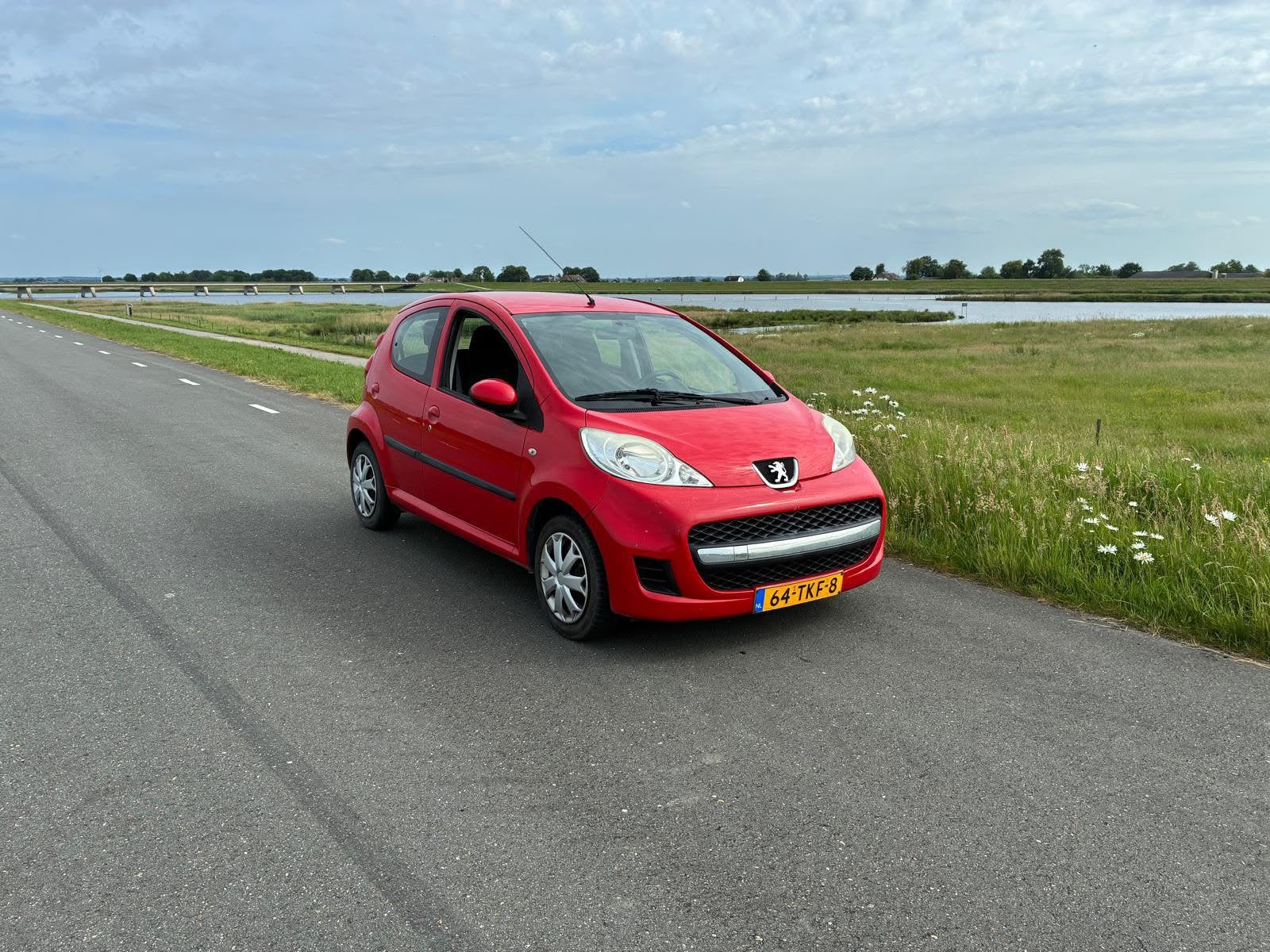 Peugeot 107 1.0 12V 5DR 2012 Rood, Voorwielaandrijving, Stof, 4 stoelen, 68 pk