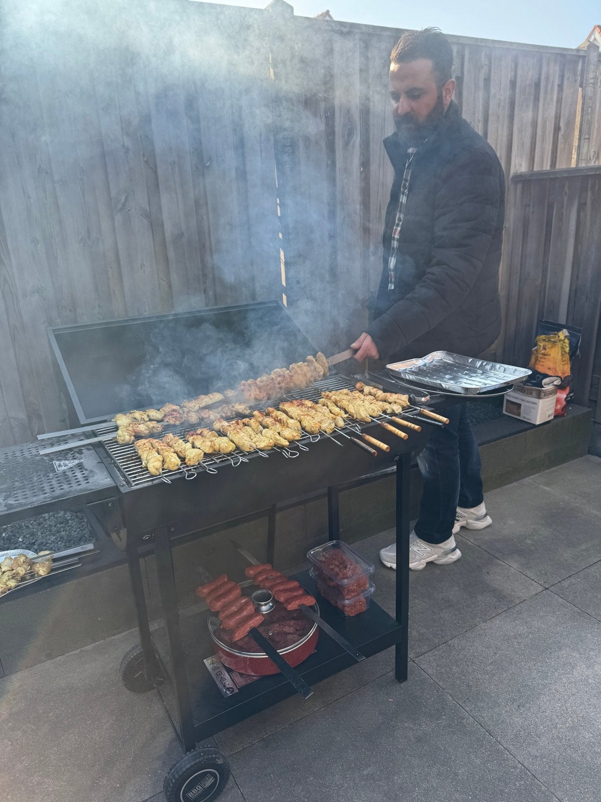 Grote BBQ met kolen en rooster, Ophalen, Gebruikt, Met accessoires