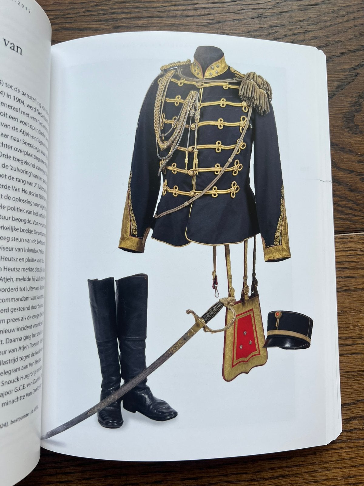 Naslagwerk Nederlands oa KNIL uniform onderscheiding etc etc, Verzenden, Nederland, Embleem of Badge