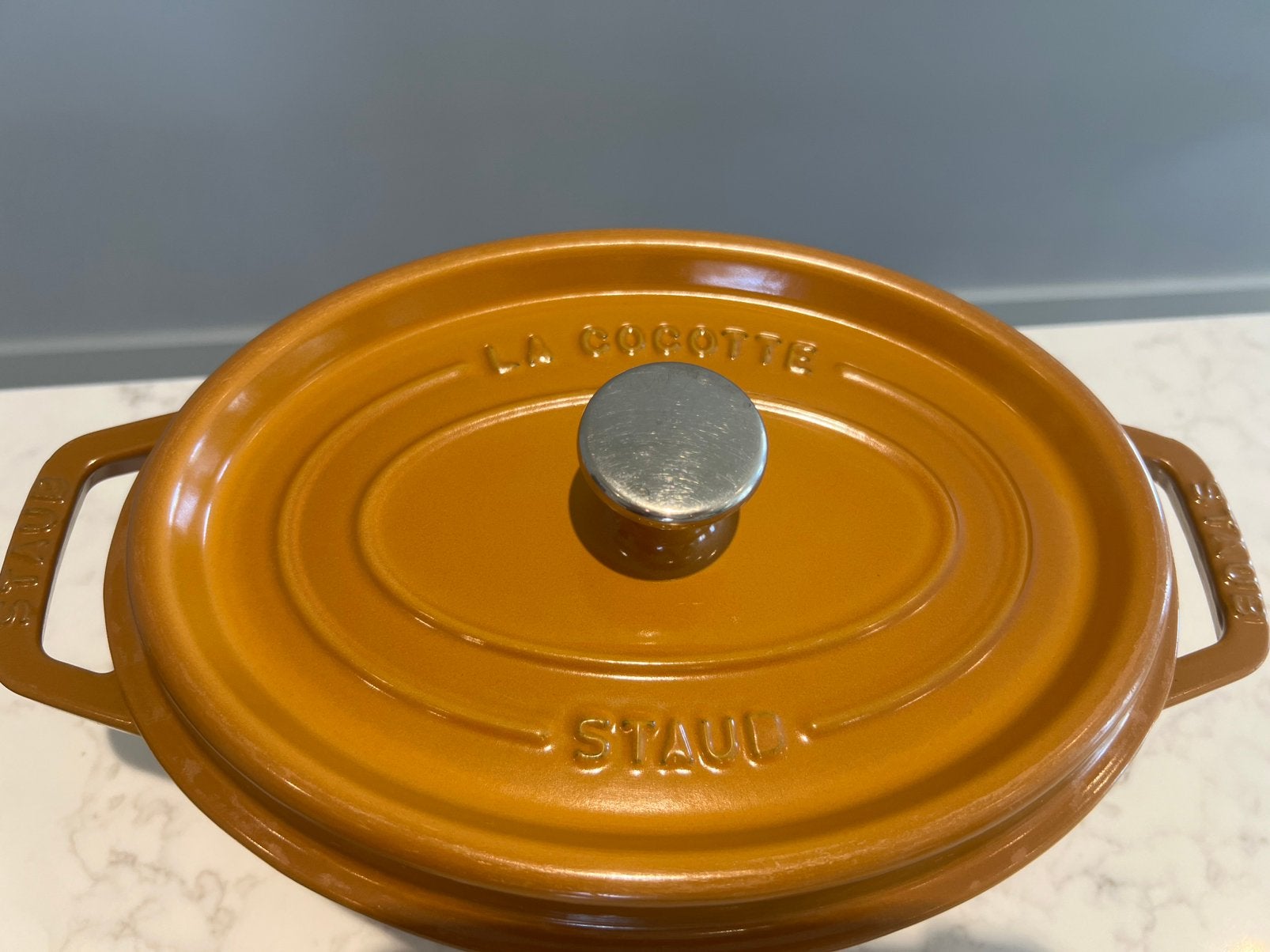 Staub La Cocotte ovaal 23 cm Mosterd geel heel goede staat, Huis en Inrichting, Gebruikt, Met handvatten, Ophalen of Verzenden