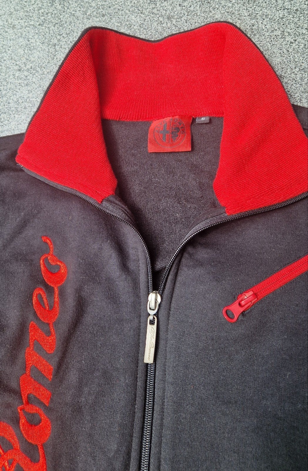 Alfa Romeo Vest Zwart/Rood Maat S, Ophalen, Alfa Romeo, Zwart, Zo goed als nieuw