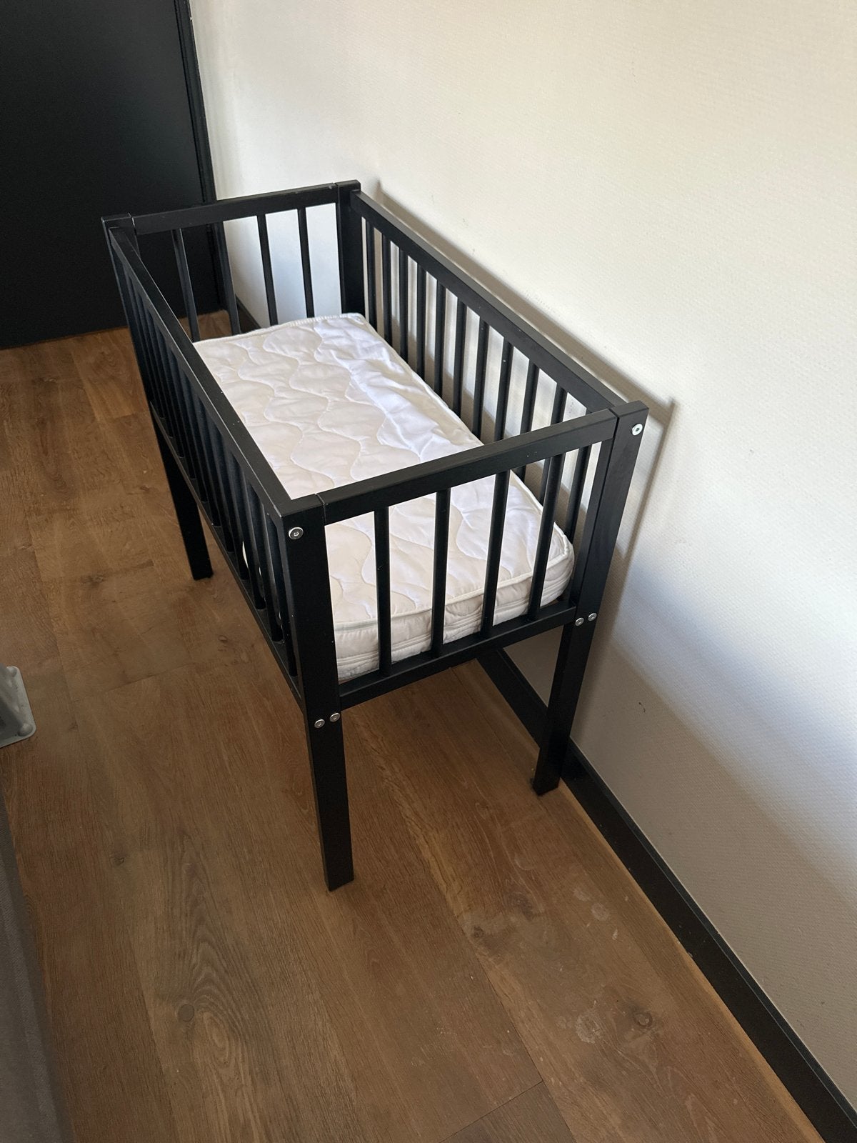Zwart houten wiegje met matras, Ophalen, Zo goed als nieuw, Wieg