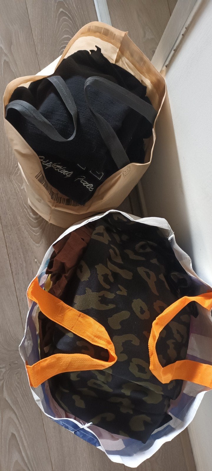 2 volle tassen kleding, Ophalen, Zo goed als nieuw, Maat 46/48 (XL) of groter