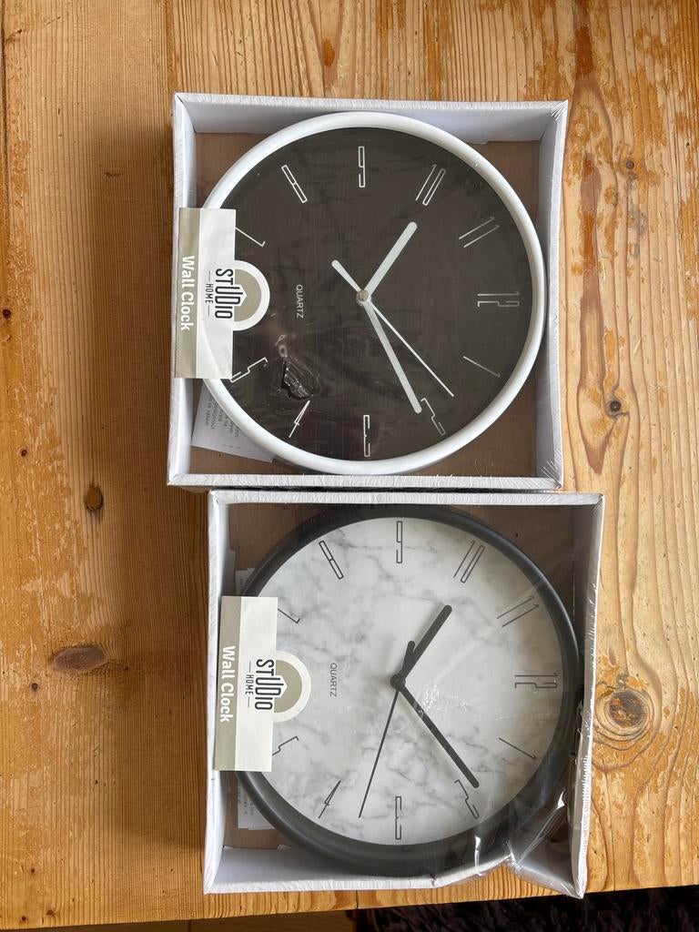 Set van 2 moderne wandklokken - Zwart en marmerlook, Ophalen of Verzenden, Nieuw, Analoog, Wandklok
