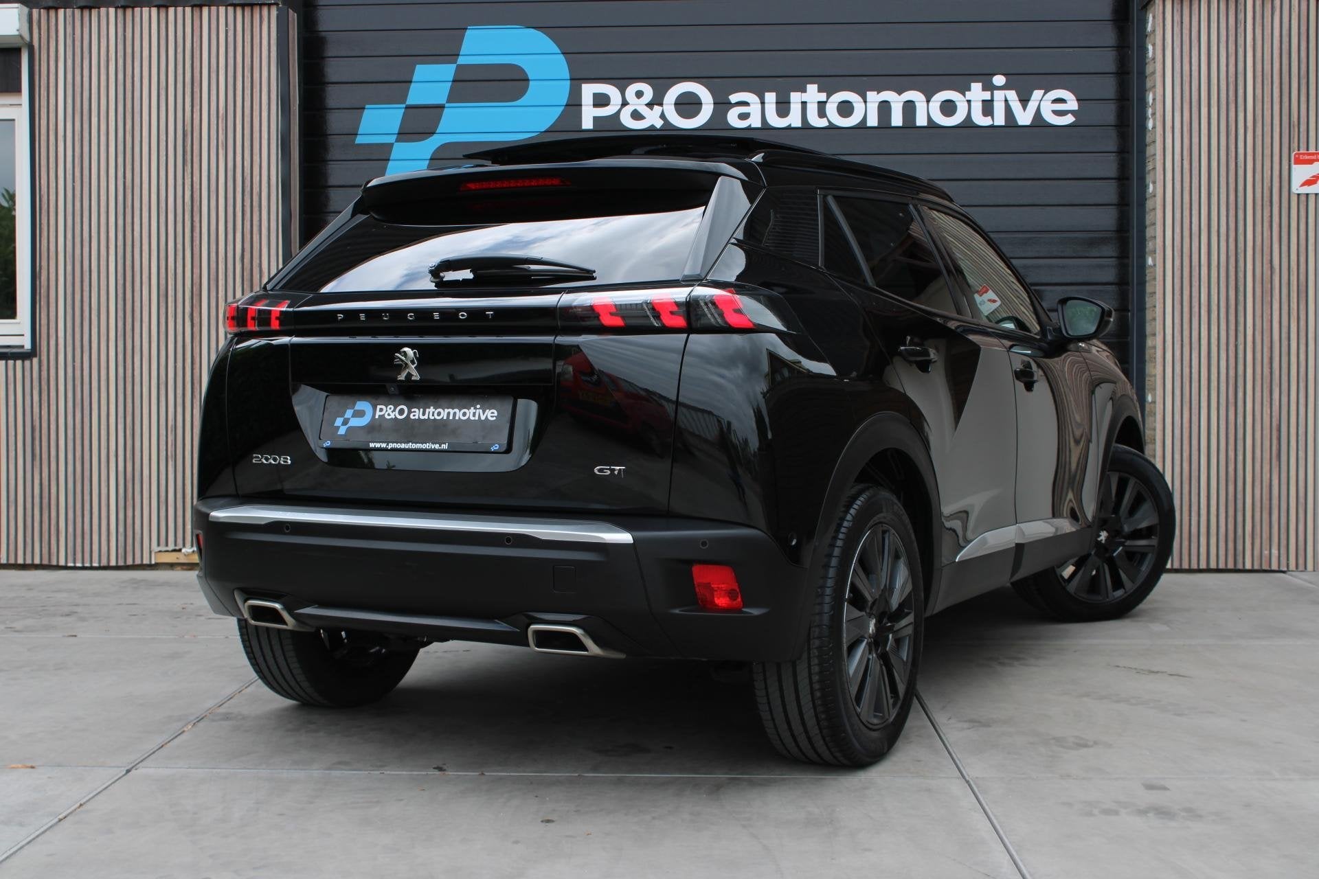 Peugeot 2008 1.2 PureTech GT PANO | MASSAGE | LEDER | STOELV, Gebruikt, 1199 cc, Met garantie (alle), Zwart