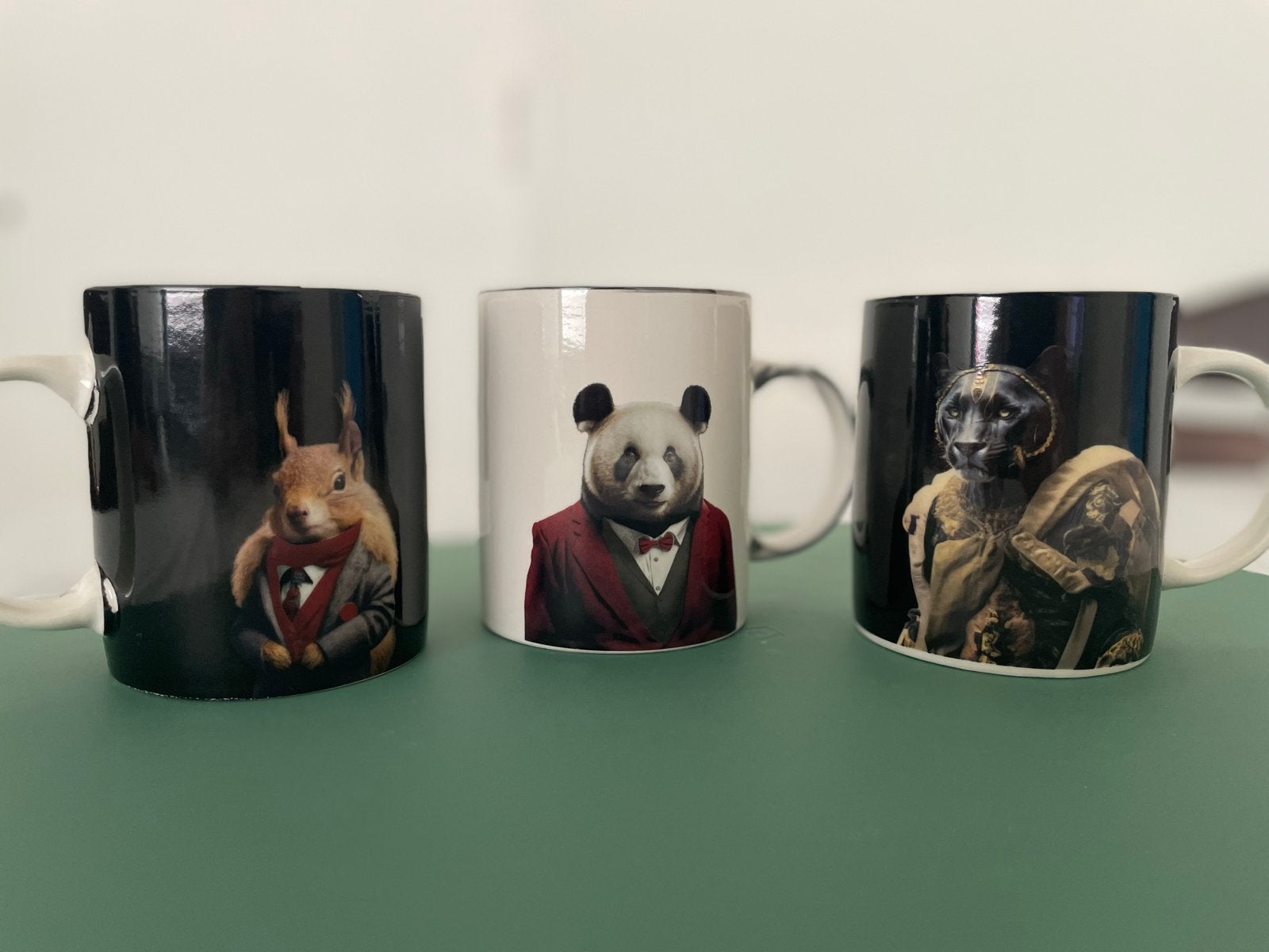 Set van 3 mokken met dieren in pak, Gebruikt, Overige merken, Keramiek, Modern