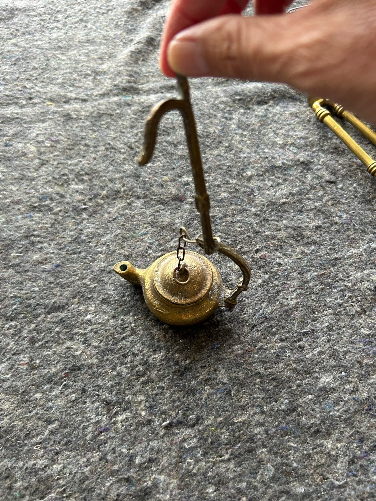 Miniatuur koperen theepot met haakje, Ophalen