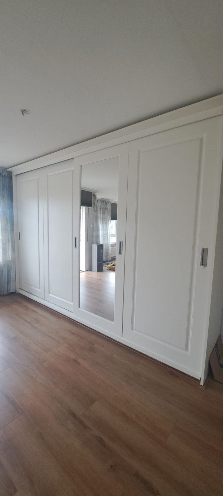 Witte kledingkast met schuifdeuren en spiegel, Huis en Inrichting, Kasten | Kledingkasten, Gebruikt, 200 cm of meer, Modern, 150 tot 200 cm