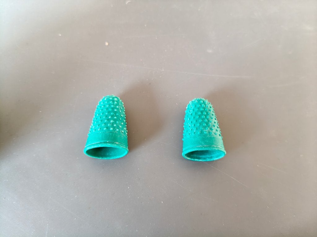 2 rubberen vingerhoedjes, Verzamelen, Vingerhoedjes, Ophalen of Verzenden, Zo goed als nieuw