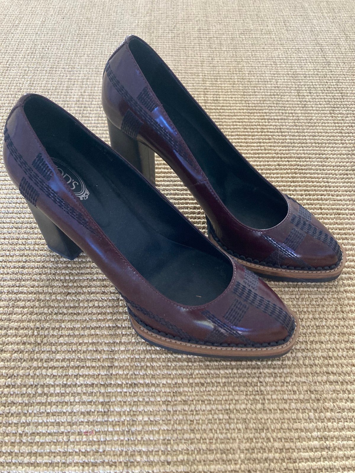 Tod's, bordeaux, maat 39, Pumps, Overige kleuren, Ophalen of Verzenden, Zo goed als nieuw