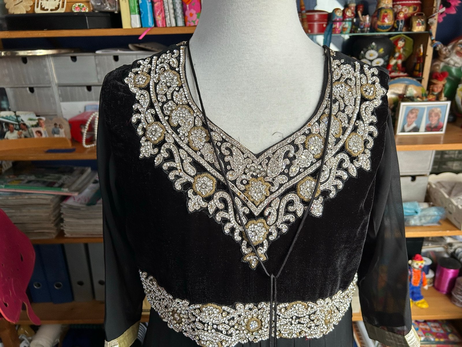 Feestelijke Indiase jurk zwart goud zilver strass borduurwer, Kleding | Dames, Ophalen of Verzenden, Zo goed als nieuw, Maat 38/40 (M)