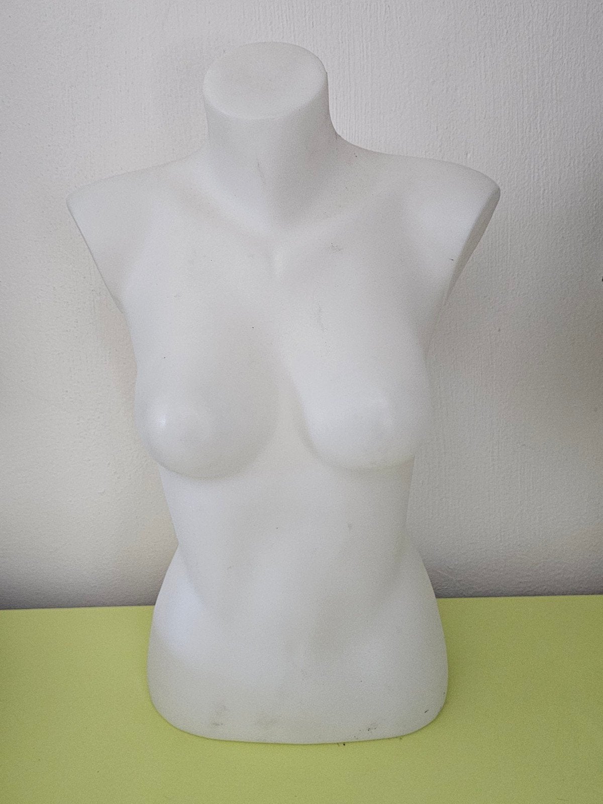 Witte torso paspop voor dameskleding, Ophalen