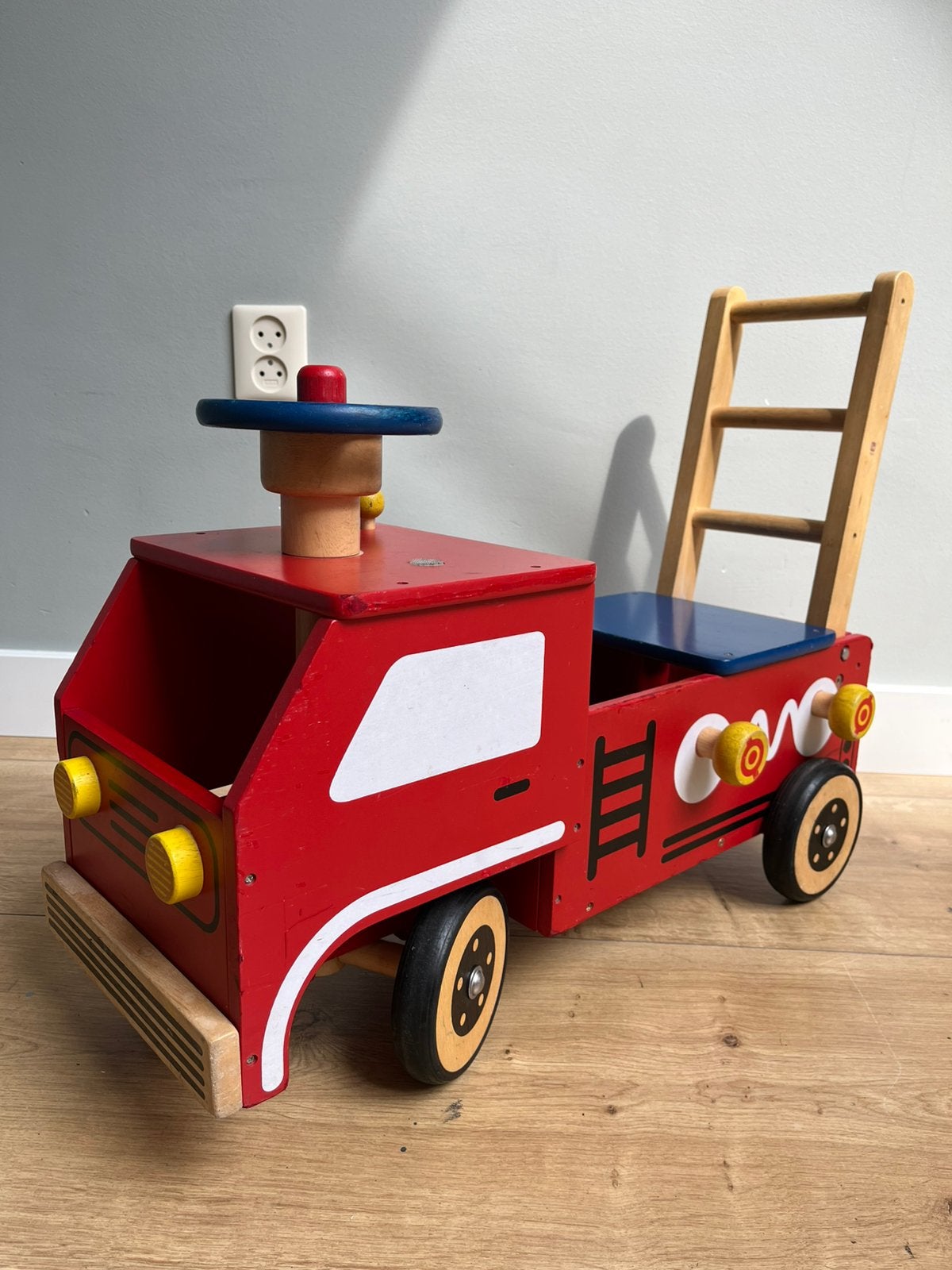 ==LEUK== Houten Brandweerwagen Loopauto met Ladder, Ophalen of Verzenden, Zo goed als nieuw