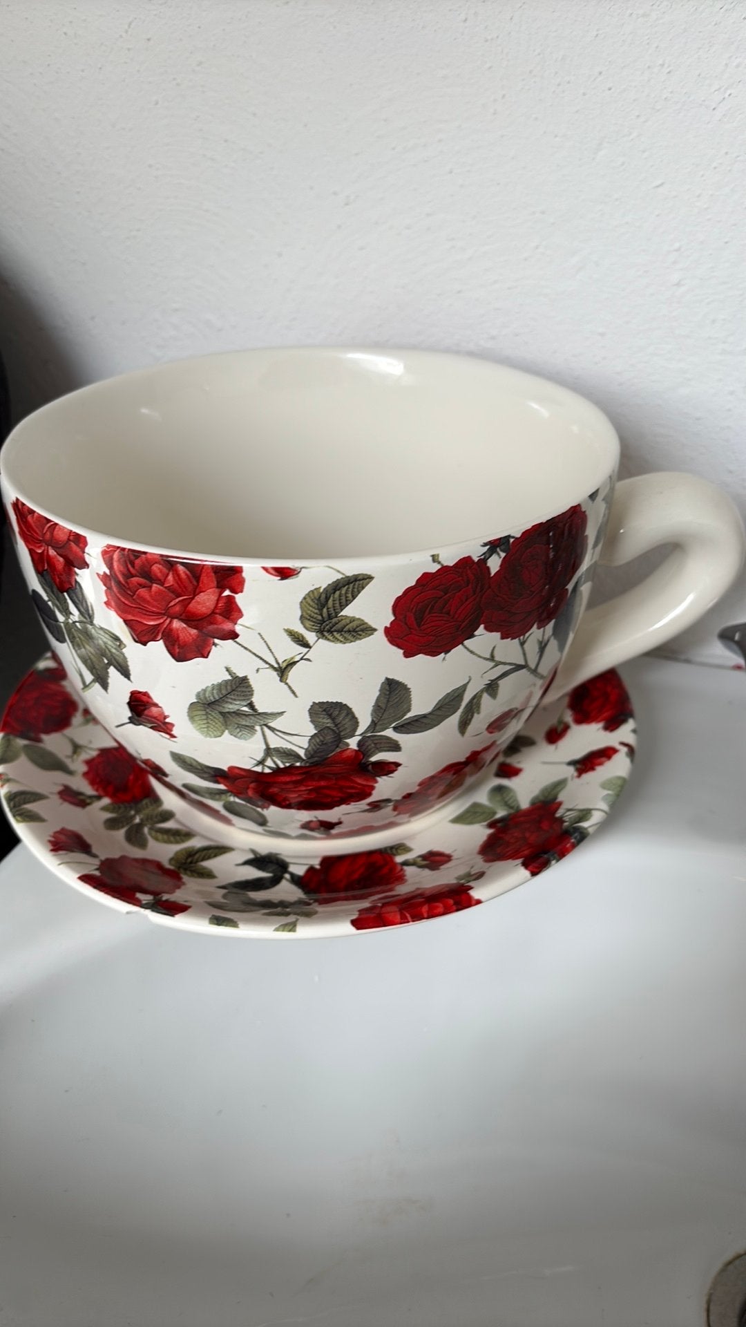 Grote theekop met schotel - Rode rozen design, Ophalen, Keramiek, Zo goed als nieuw, Overige stijlen