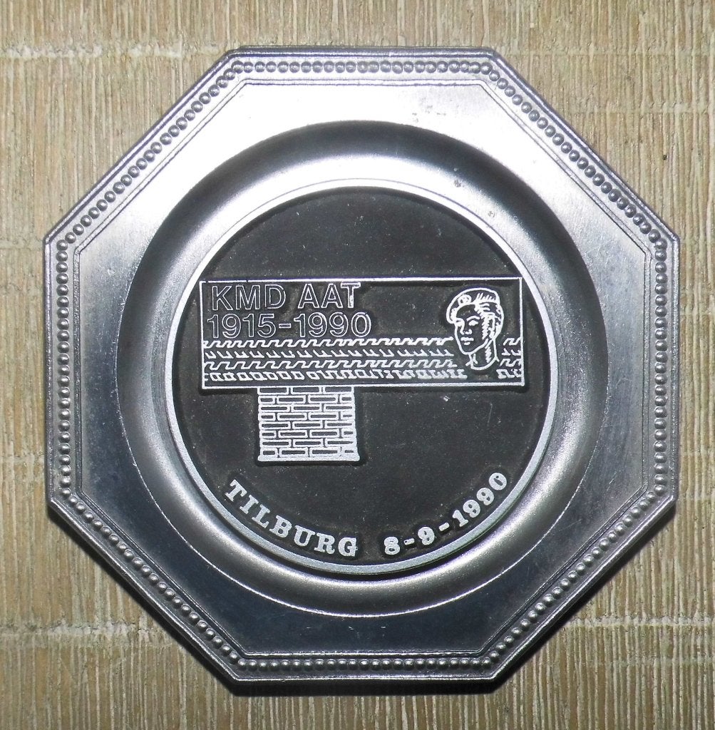 Tinnen bordje KMD AAT 1915-1990, Tilburg 8-9-1990, Verzamelen, Verzenden, Landmacht, Nederland, Kunstobject