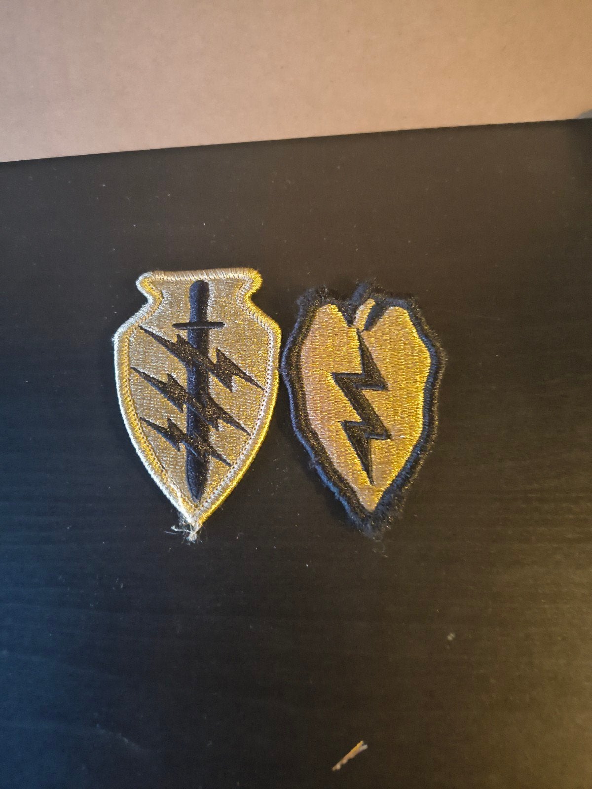 Amerikaanse militaire emblemen - 2 stuks, Verzamelen, Ophalen, Landmacht, Amerika, Embleem of Badge