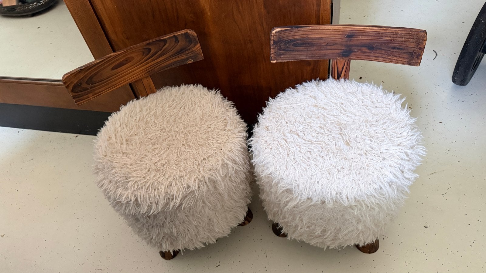 2 Fluffy poefjes/stoeltjes met houten pootjes en rugleuning, Huis en Inrichting, Banken | Voetenbanken en Poefen, Minder dan 50 cm