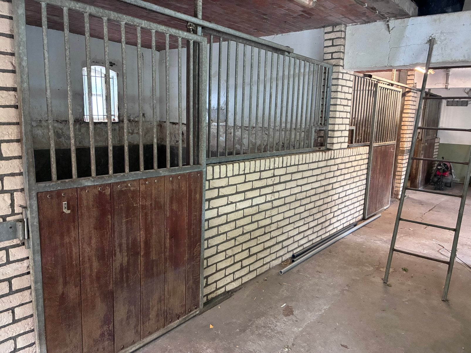 6x stalfronten met schuifdeur tbv paardenboxen (€250 ps), Stalling, 4 paarden of pony's of meer