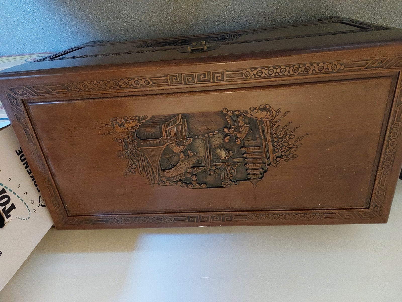 Antieke Chinese kist met houtsnijwerk, Ophalen