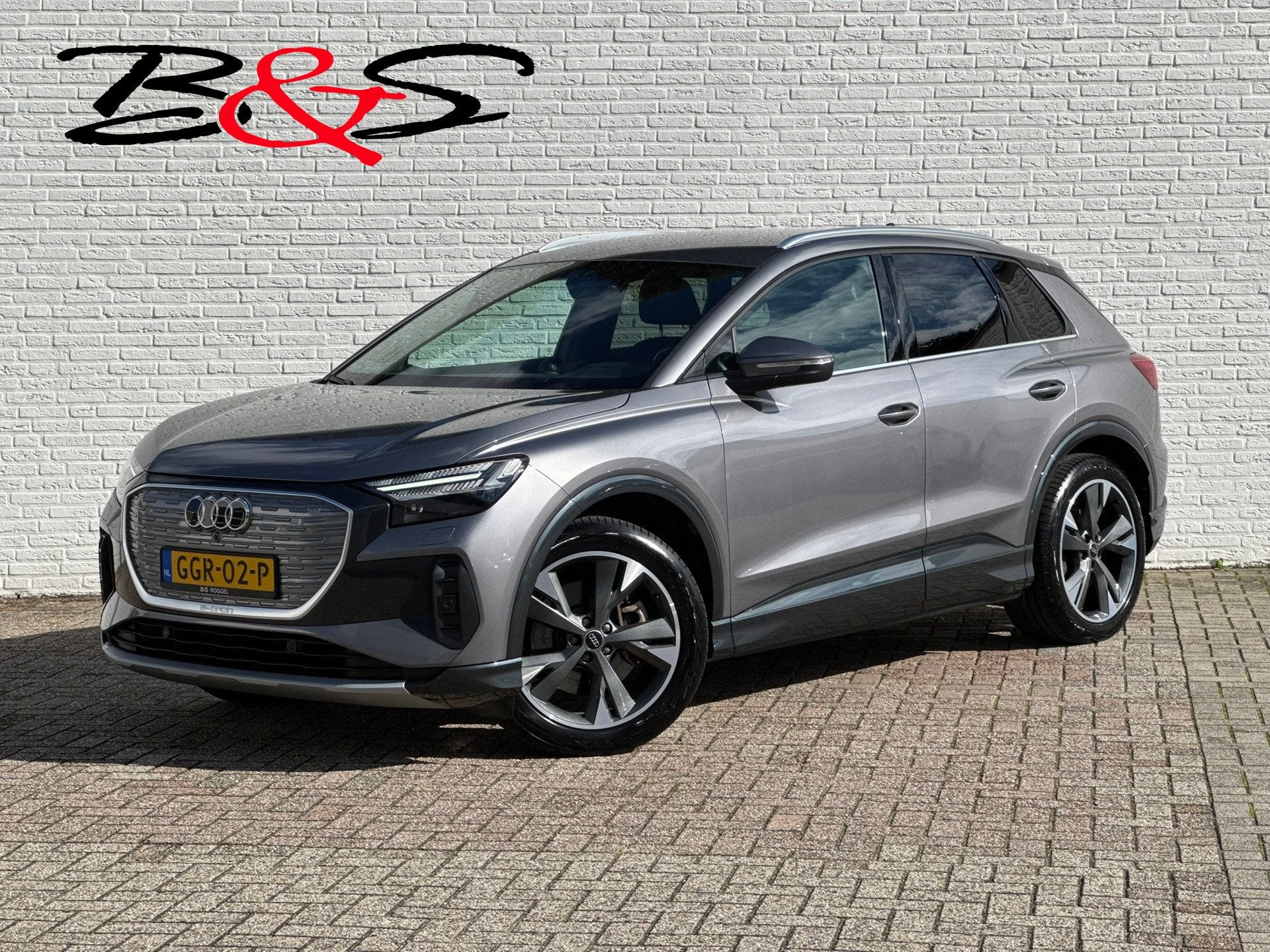 Audi Q4 e-tron 45 S Edition 82 kWh Trekhaak Adaptive cruise, Auto's, Automaat, Gebruikt, Zwart, 82 kWh