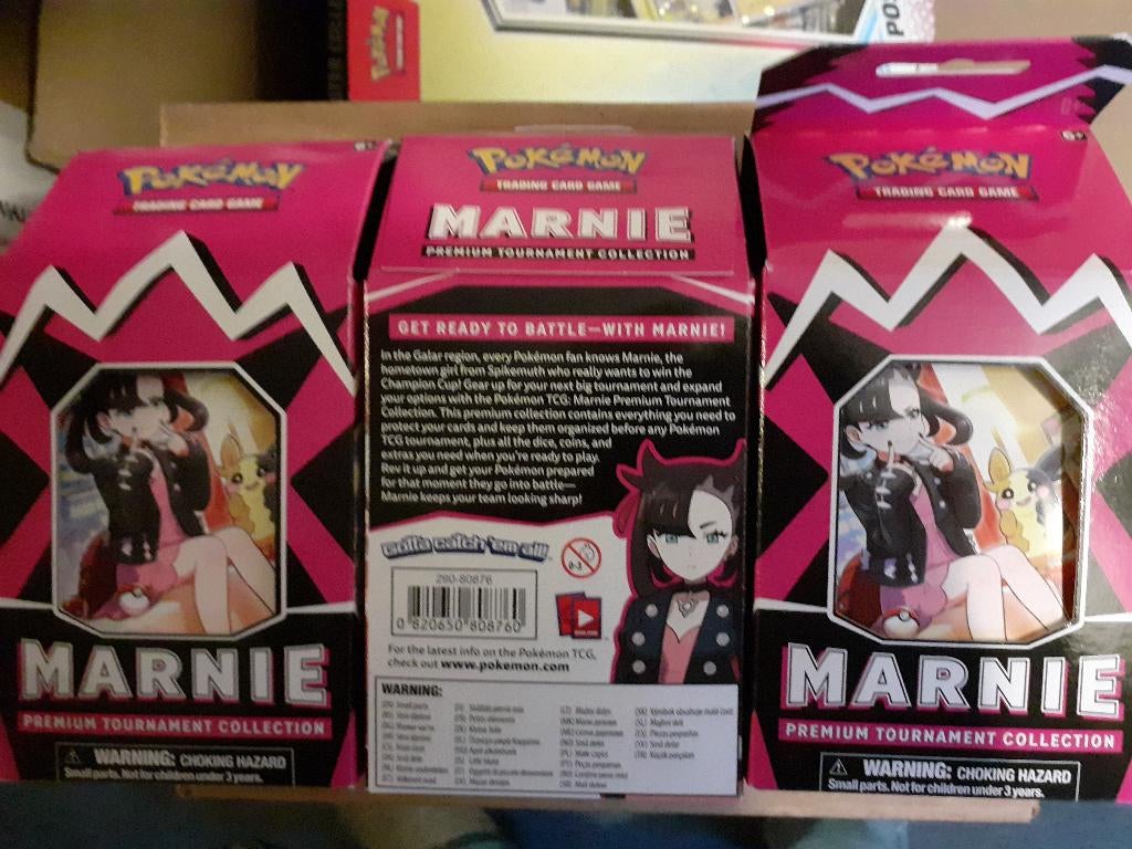 Marnie Premium Collection Tournament box, Hobby en Vrije tijd, Verzamelkaartspellen | Pokémon, Ophalen of Verzenden, Nieuw, Overige typen