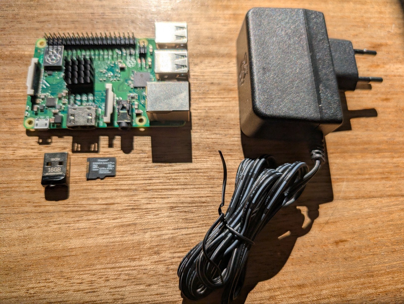 Raspberry Pi 3 Model B+ met originele 2.5A voeding + SD, Ophalen of Verzenden, Zo goed als nieuw