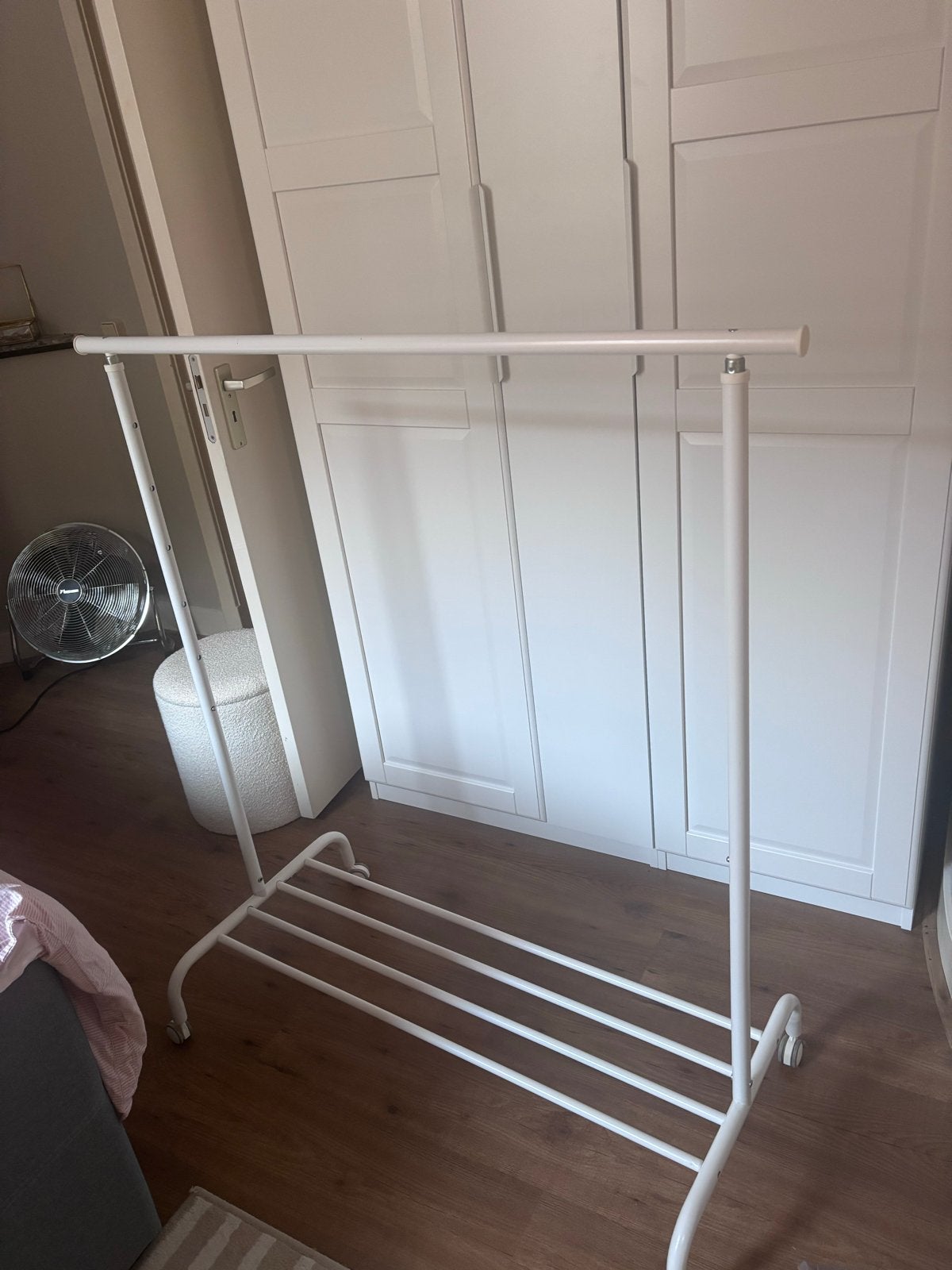 Kledingrek IKEA (€10,-  of ruilen voor goede fles wijn), Ophalen, Met wielen, Gebruikt
