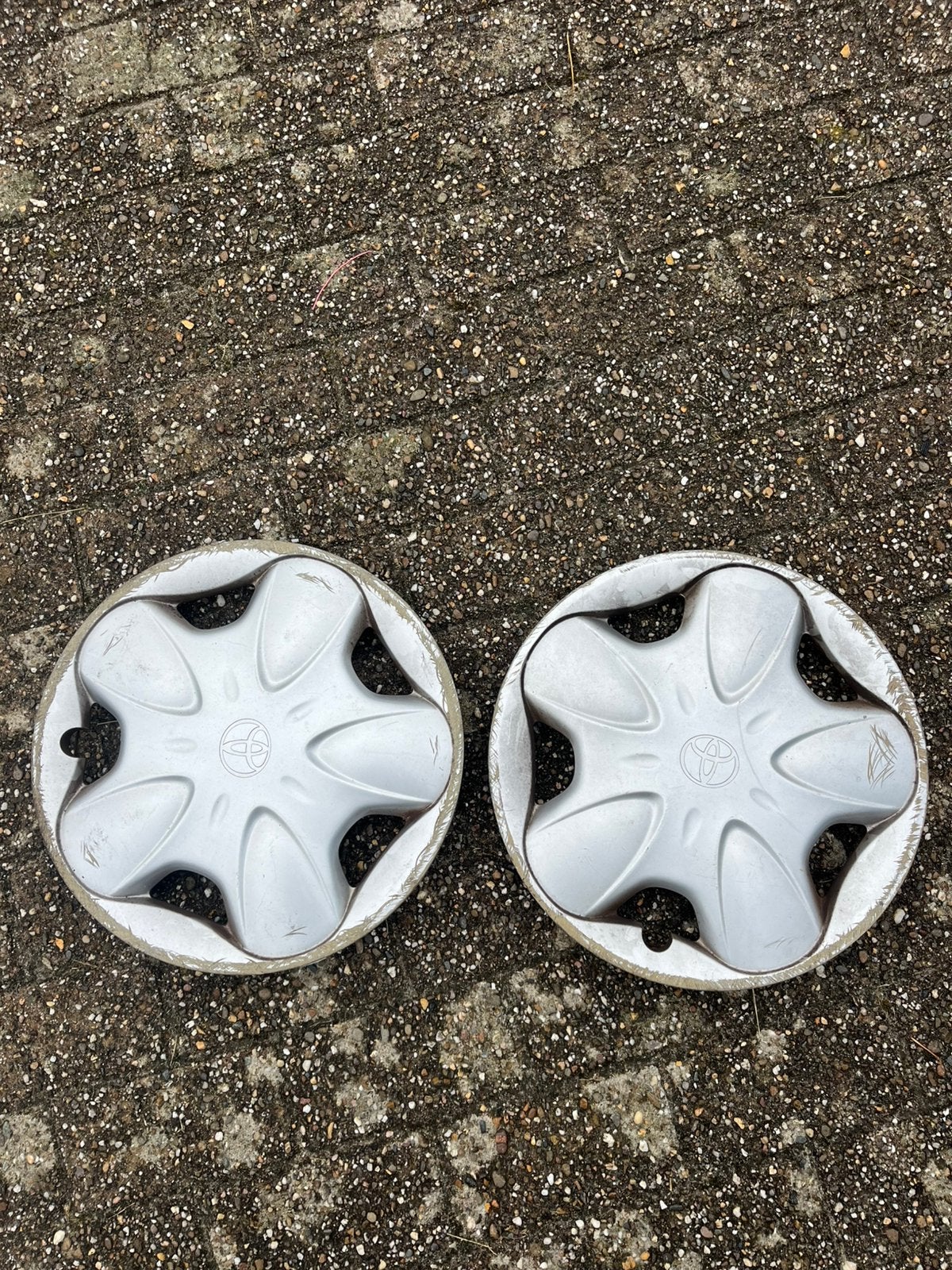 2x Toyota Yaris Aygo 14 inch wieldoppen, Ophalen of Verzenden, Gebruikt