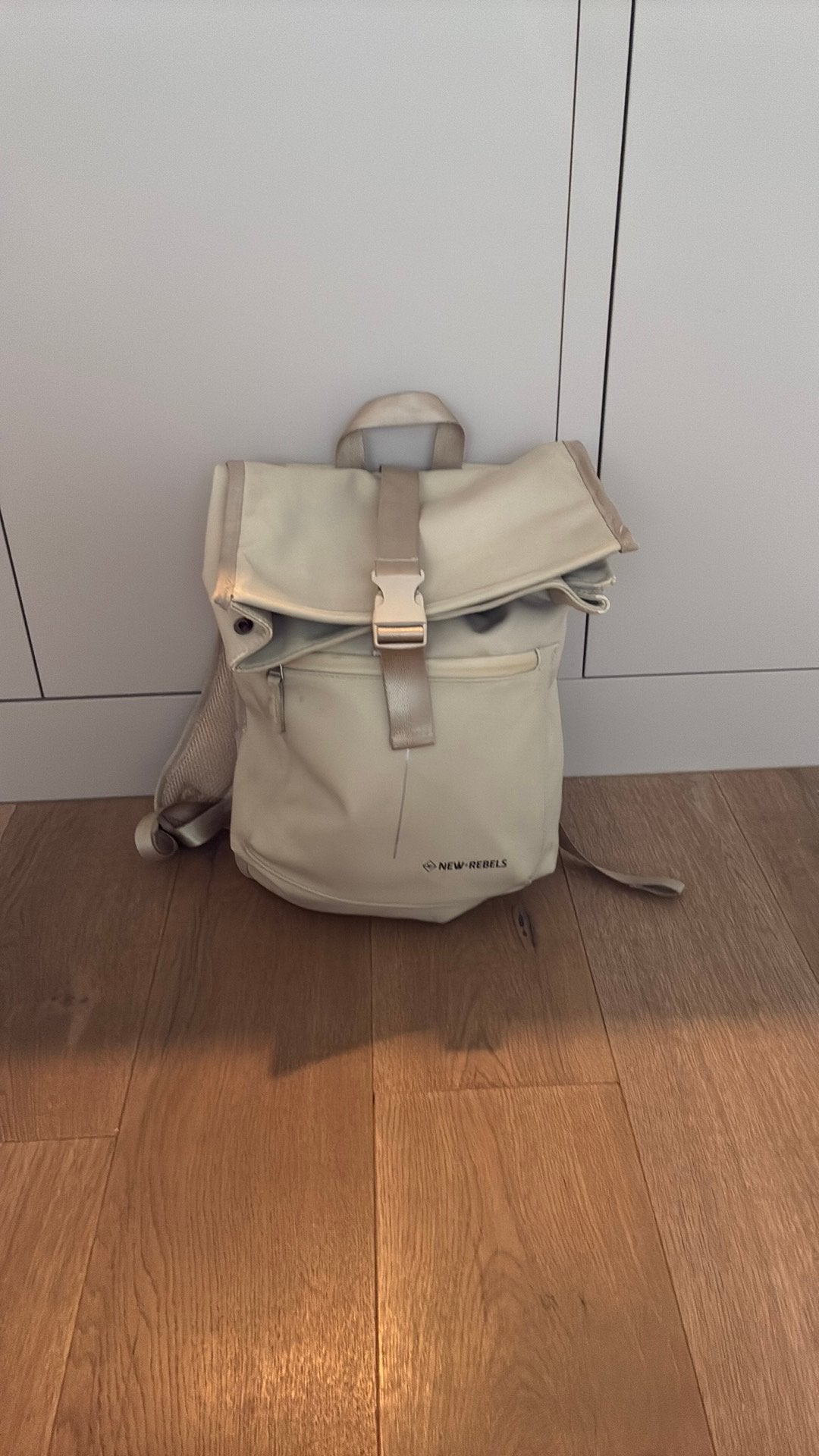 New rebels beige rugtas, Ophalen of Verzenden, Zo goed als nieuw, Overige merken, 45 tot 60 cm