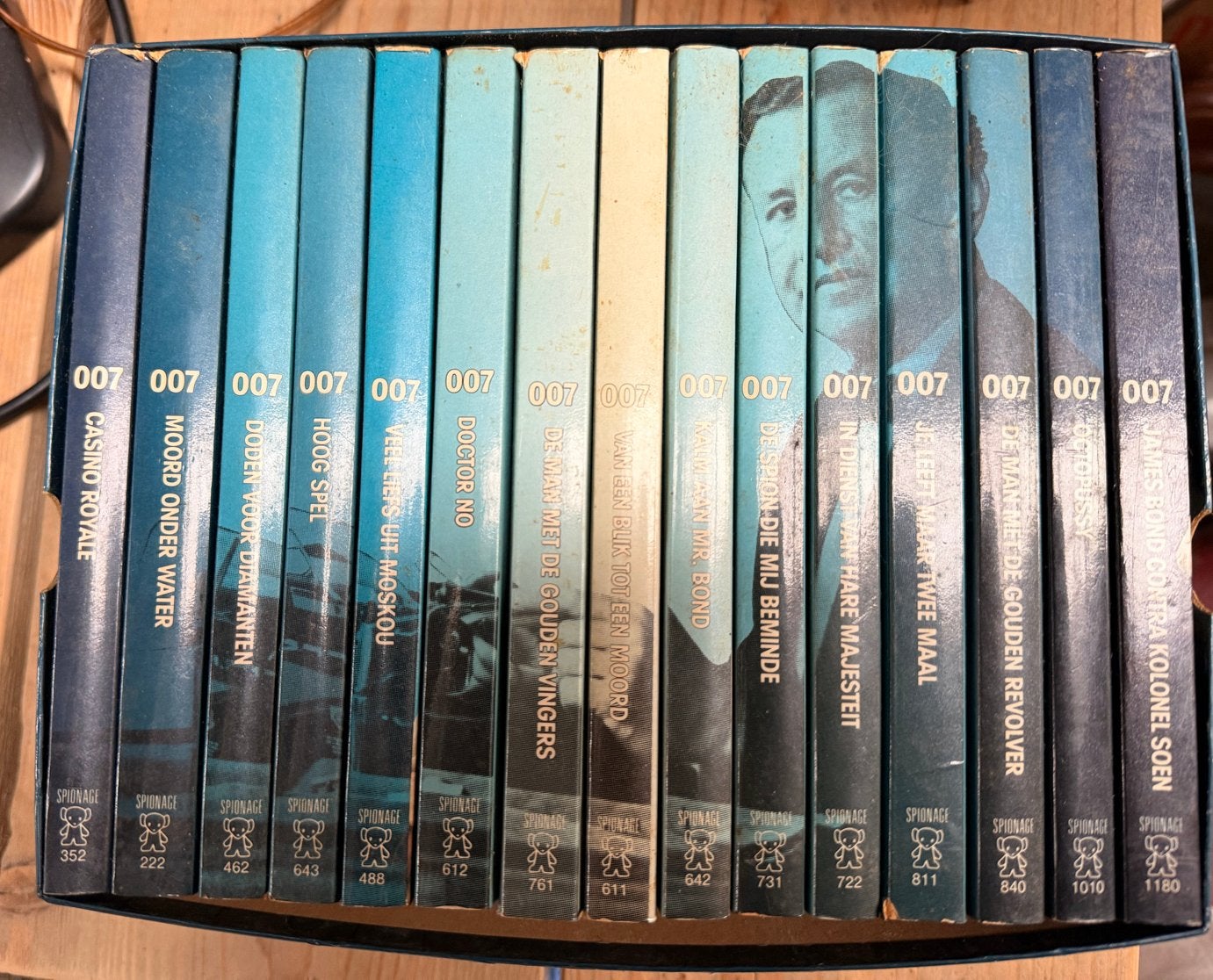James Bond pocket boeken collectie - Zwarte Beertjes, Boeken, Verzenden, Zo goed als nieuw