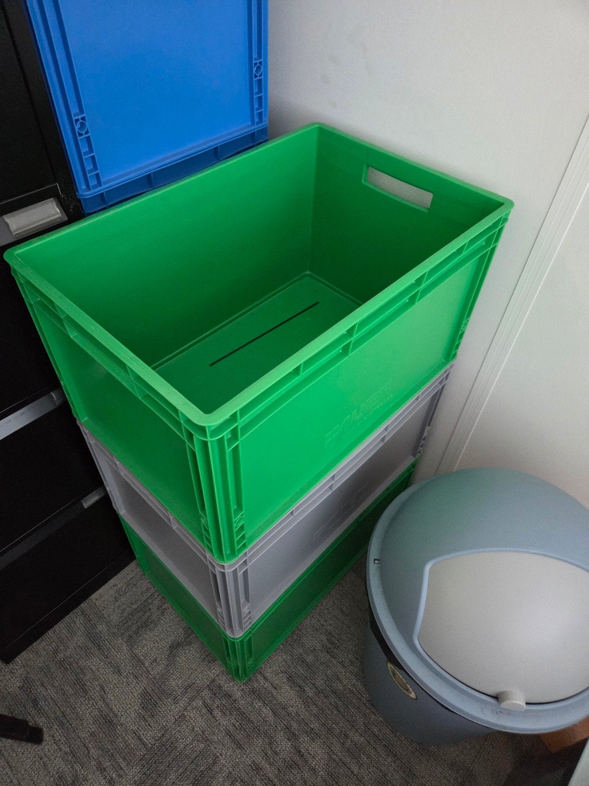 Auer Plastic Kratten 60x40x32 cm - 2 Groen, 1 Grijs, Gebruikt, 40 tot 60 cm, 50 tot 75 cm, Minder dan 35 cm