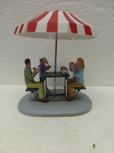 lemax lunch at the park kerstdorp poppetjes figurines kerst, Diversen, Kerst, Ophalen of Verzenden, Zo goed als nieuw