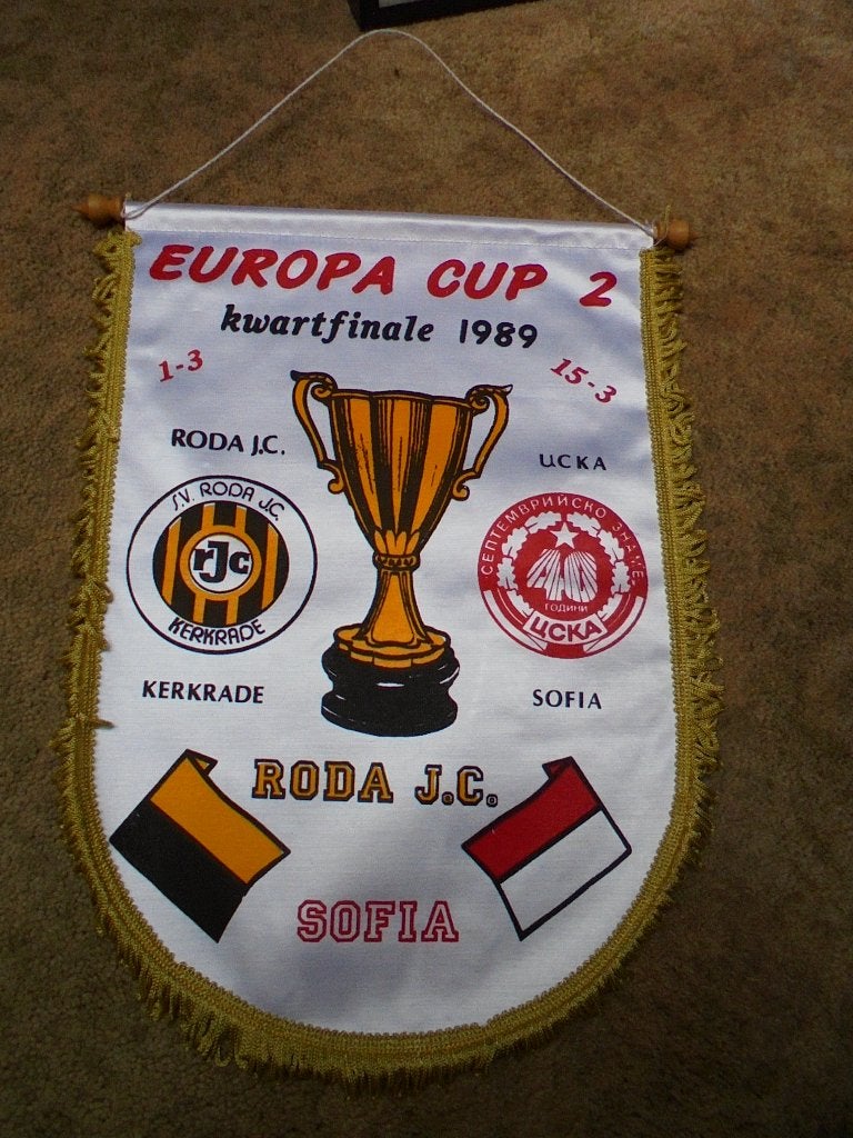 Te Koop Europese Vaan Roda Jc - Sofia 1989, Verzamelen, Ophalen of Verzenden, Zo goed als nieuw, Roda JC, Vaantje of Sjaal