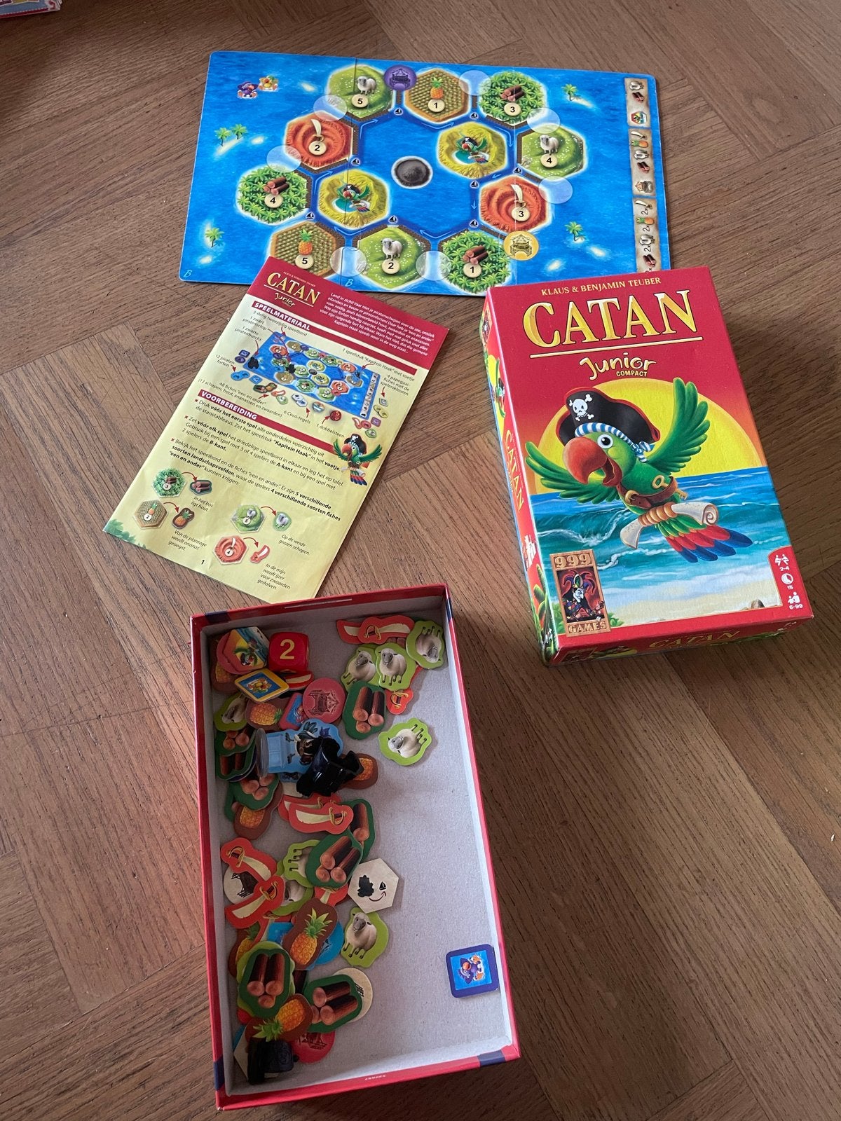 Catan Junior - Het populaire bordspel voor jonge avonturiers, Drie of vier spelers, Ophalen of Verzenden, Zo goed als nieuw, Reisspel