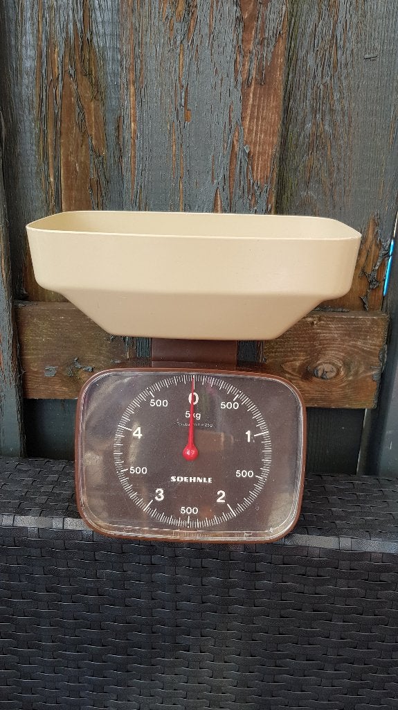 Vintage Soehnle keuken weegschaal bruin, beige bak. 6B1