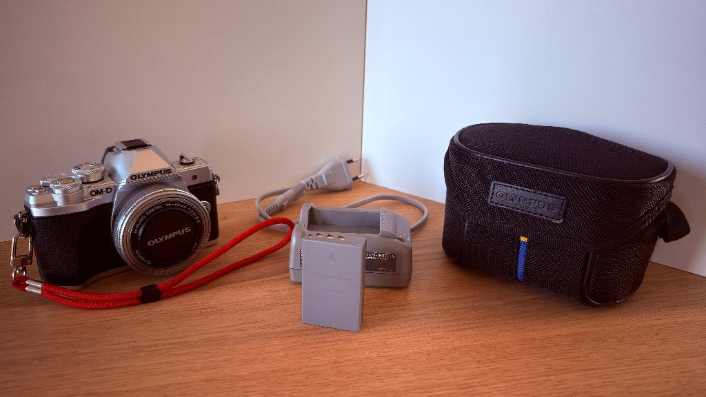 Olympus OM-D E-M10 III met 14-42mm EZ lens en tas, Audio, Tv en Foto, Gebruikt, Accu, 16 megapixels, Ophalen of Verzenden