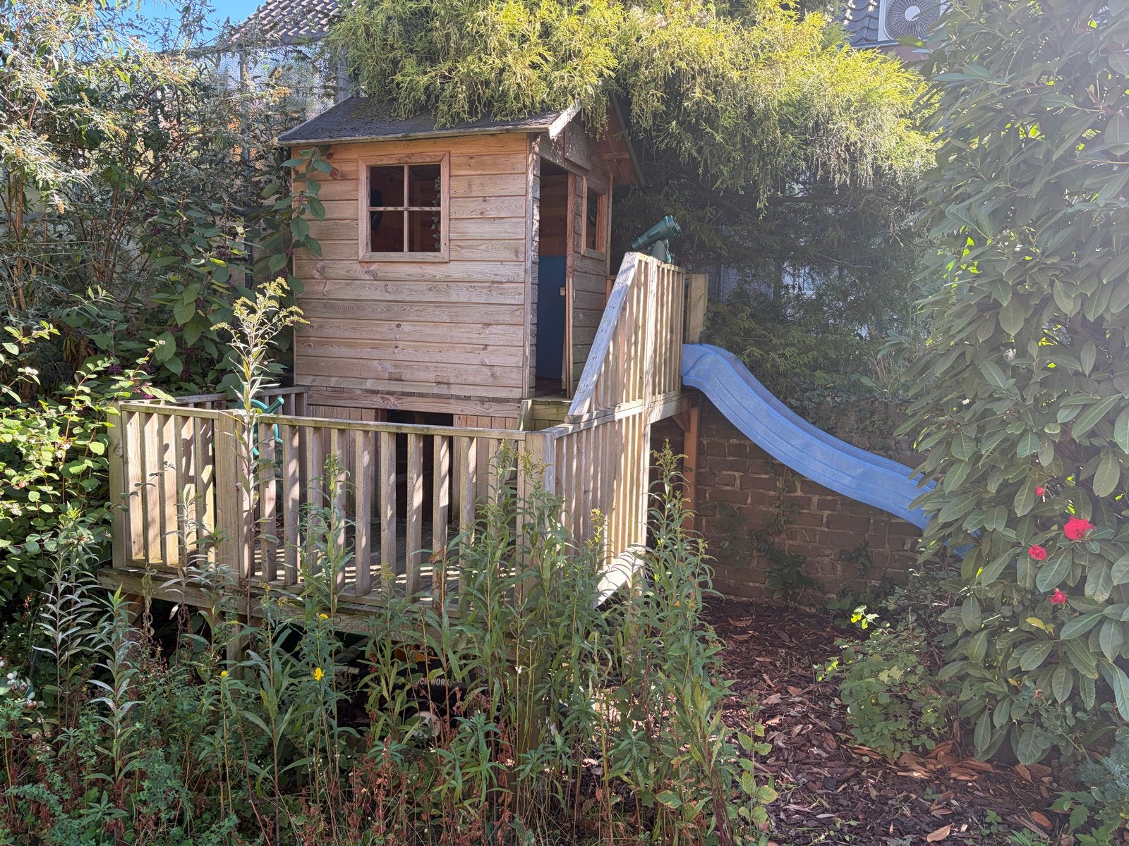 Houten speelhuis met lange glijbaan en accessoires, Ophalen, Gebruikt, Hout