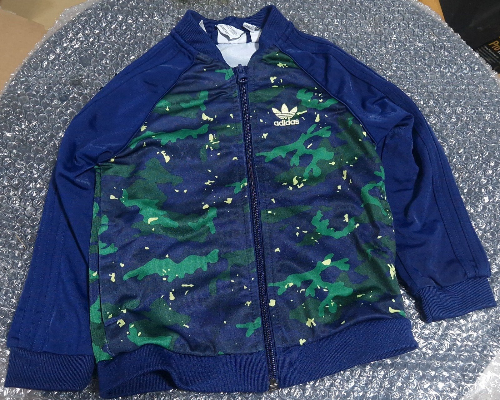 Adidas Primegreen trainingsjack camouflage blauw maat 104, Adidas, Jongen of Meisje, Ophalen of Verzenden, Zo goed als nieuw