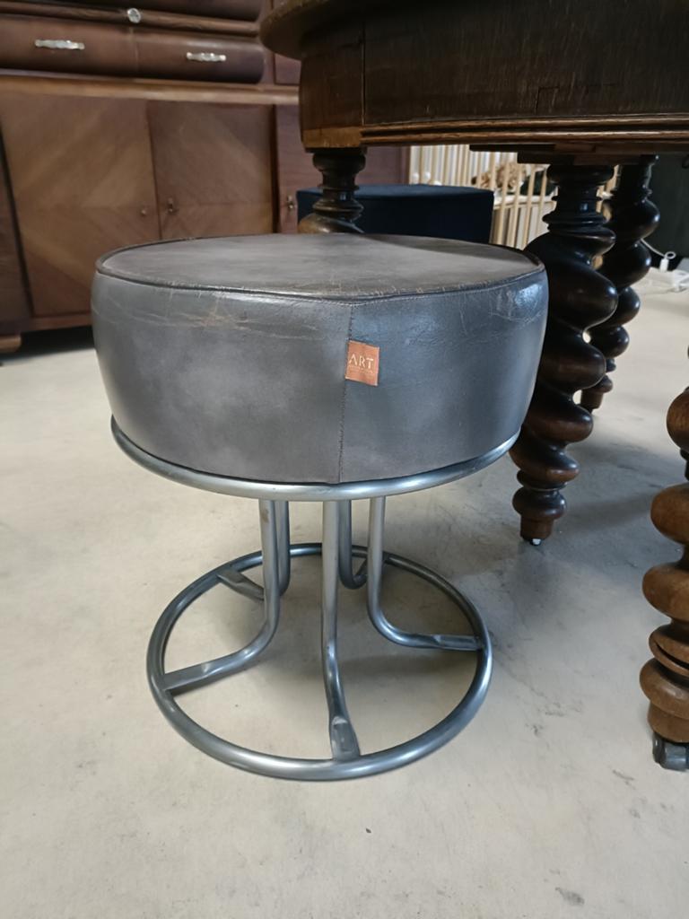 Lederen poef showmodel, Modern, design, industrieel, Rond, Ophalen of Verzenden, Zo goed als nieuw
