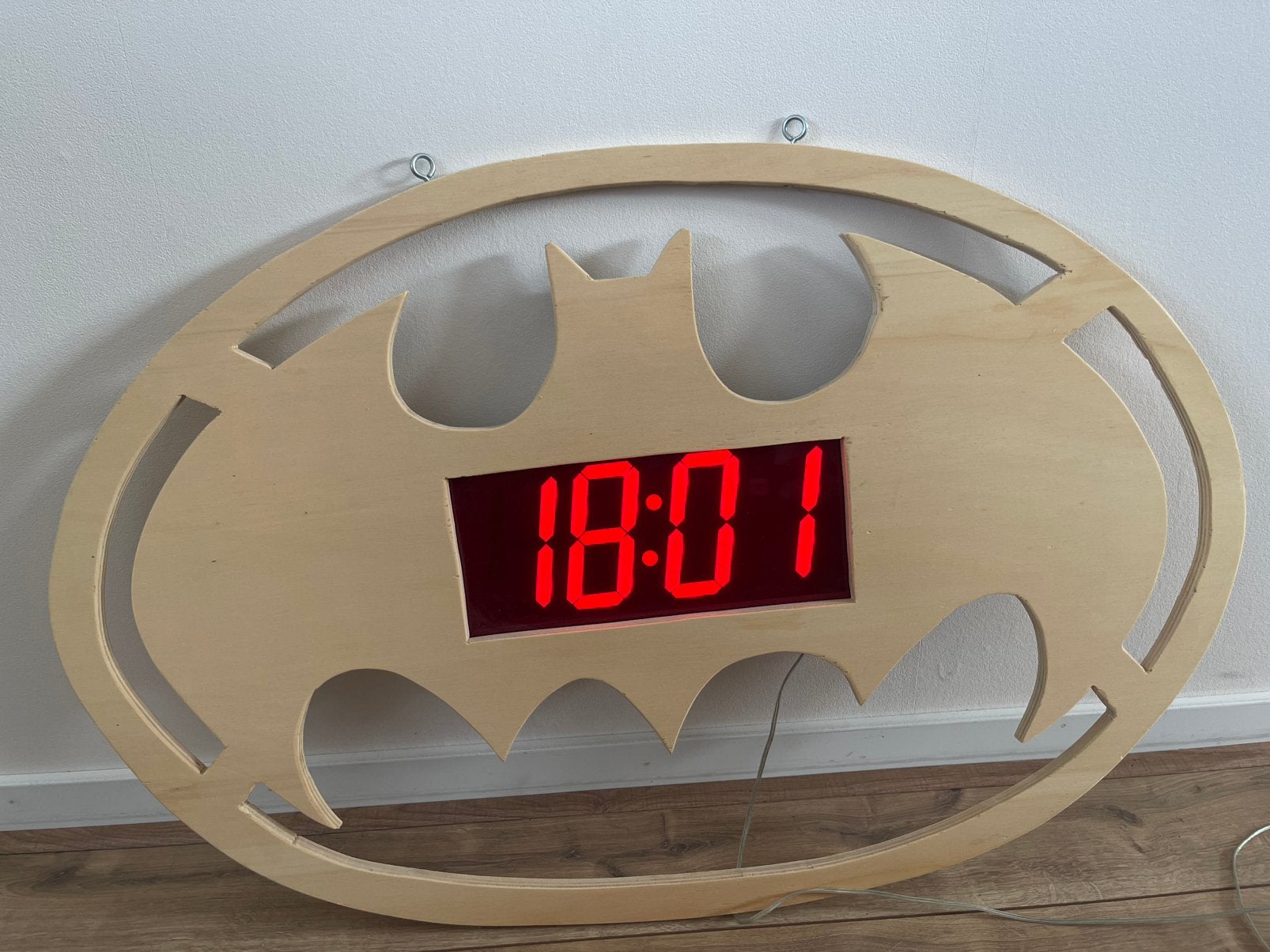 Digitale klok Batman, Huis en Inrichting, Woonaccessoires | Klokken, Ophalen, Zo goed als nieuw, Wandklok