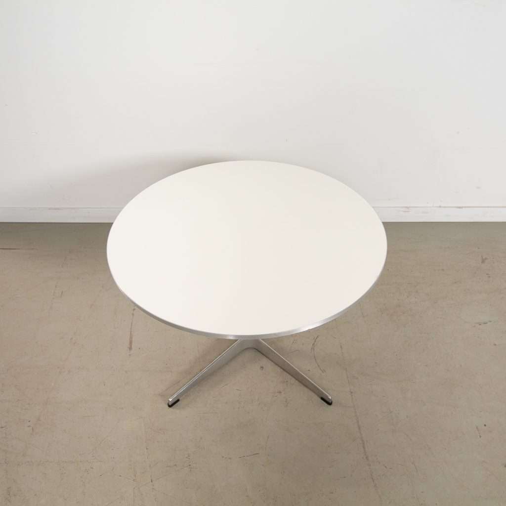 1x Fritz Hansen A222 Tafel Wit Ø75 cm – Aluminium, Ophalen of Verzenden, Zo goed als nieuw, Minder dan 50 cm, Niet ingevuld