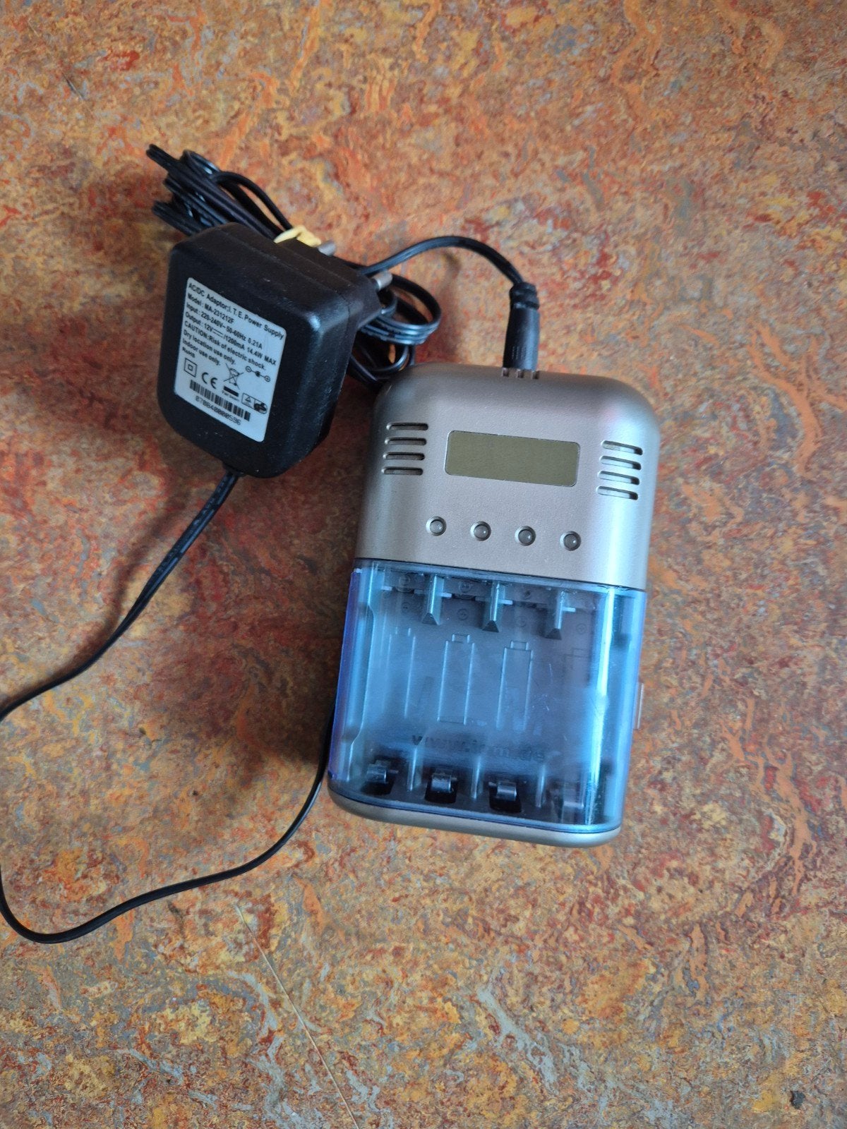 M2X Batterijlader voor AA/AAA batterijen met adapter, Ophalen of Verzenden, Gebruikt, Oplaadbaar