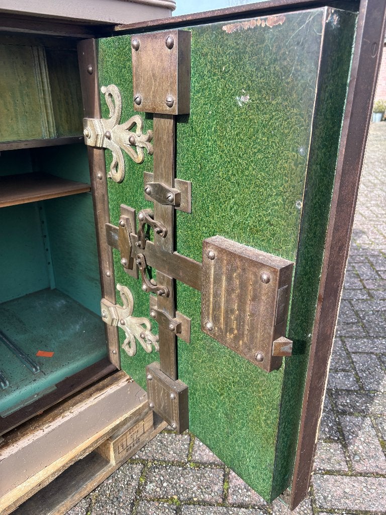 grote oude kluis met afsluitbaar binnen vak, Ophalen, Gebruikt, Brandkast