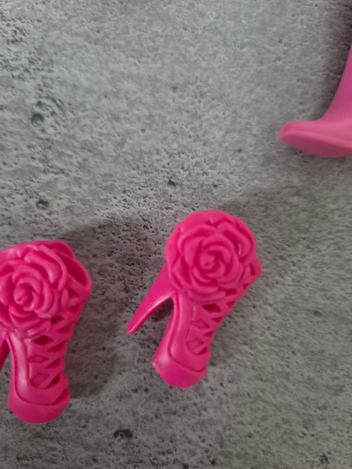 Roze Barbie hakken met roosjes, Ophalen of Verzenden, Gebruikt, Accessoires