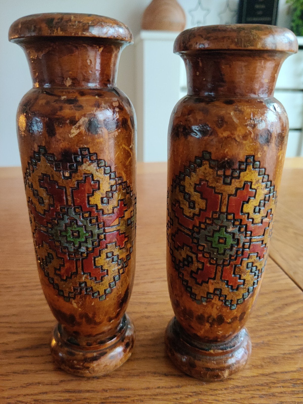 Set van 2 handgesneden houten vazen met kleurrijk patroon, Ophalen of Verzenden