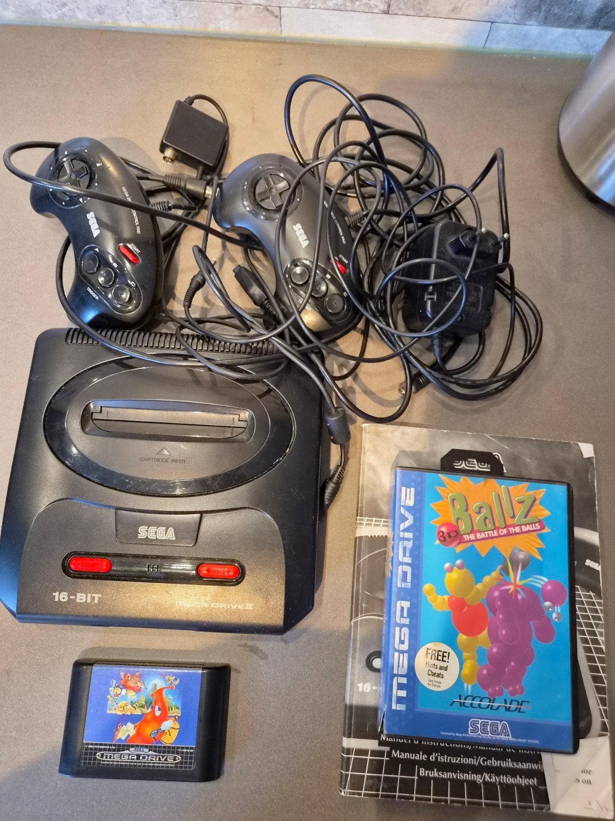Sega Mega Drive II met 2 controllers en 2 games, Spelcomputers en Games, Spelcomputers | Sega, Mega Drive, Met 2 controllers, Ophalen of Verzenden
