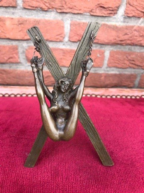 erotisch bronzen beeldje, bondage-dame, Antiek en Kunst, Kunst | Beelden en Houtsnijwerken, Ophalen of Verzenden, Gemerkt, Brons