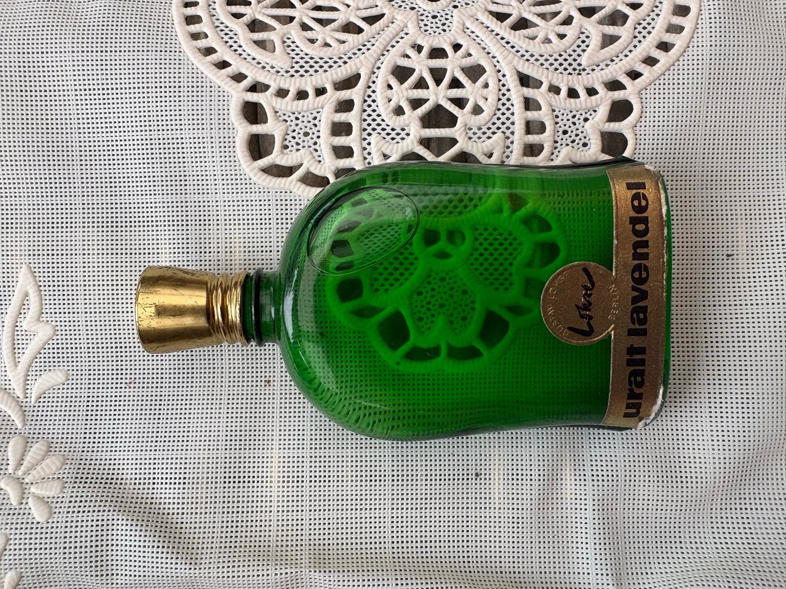 Vintage Lohse Lavendel flesje - Groen glas met gouden dop, Ophalen of Verzenden