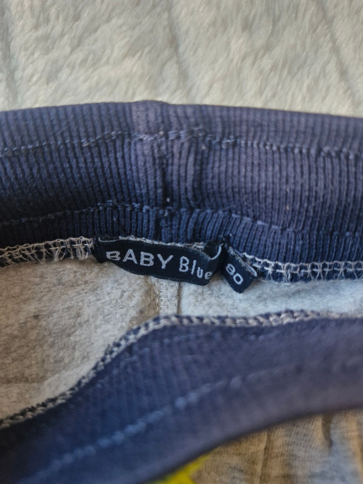 Grijze joggingsbroek met blauw en geel maat 80, Broekje, Baby Blue, Onbekend, Ophalen of Verzenden